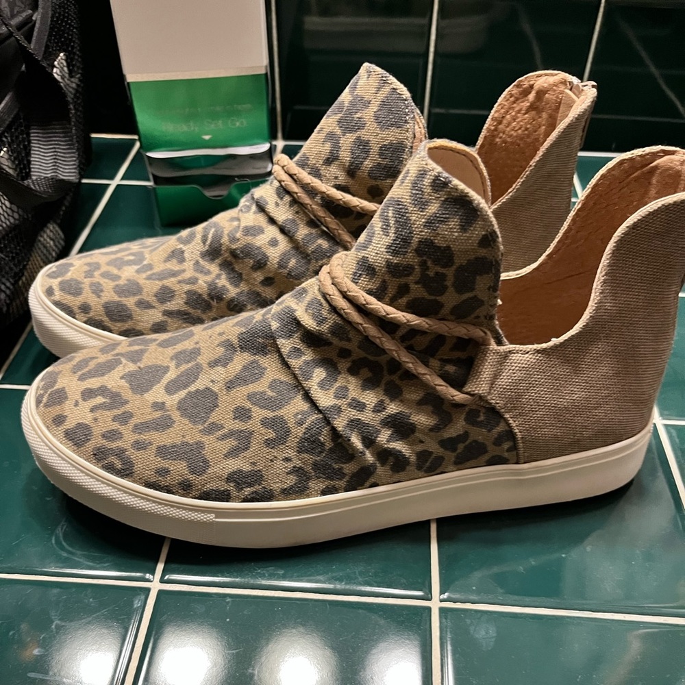 Womens 8.5, slip on leopard sneakers